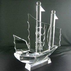 流光溢彩映四季 拉丝水晶工艺品的恒久魅力与市场热潮