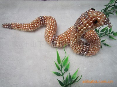 诸暨山下湖贵乎稀有珠宝 天然淡水珍珠蛇工艺品的匠心之美